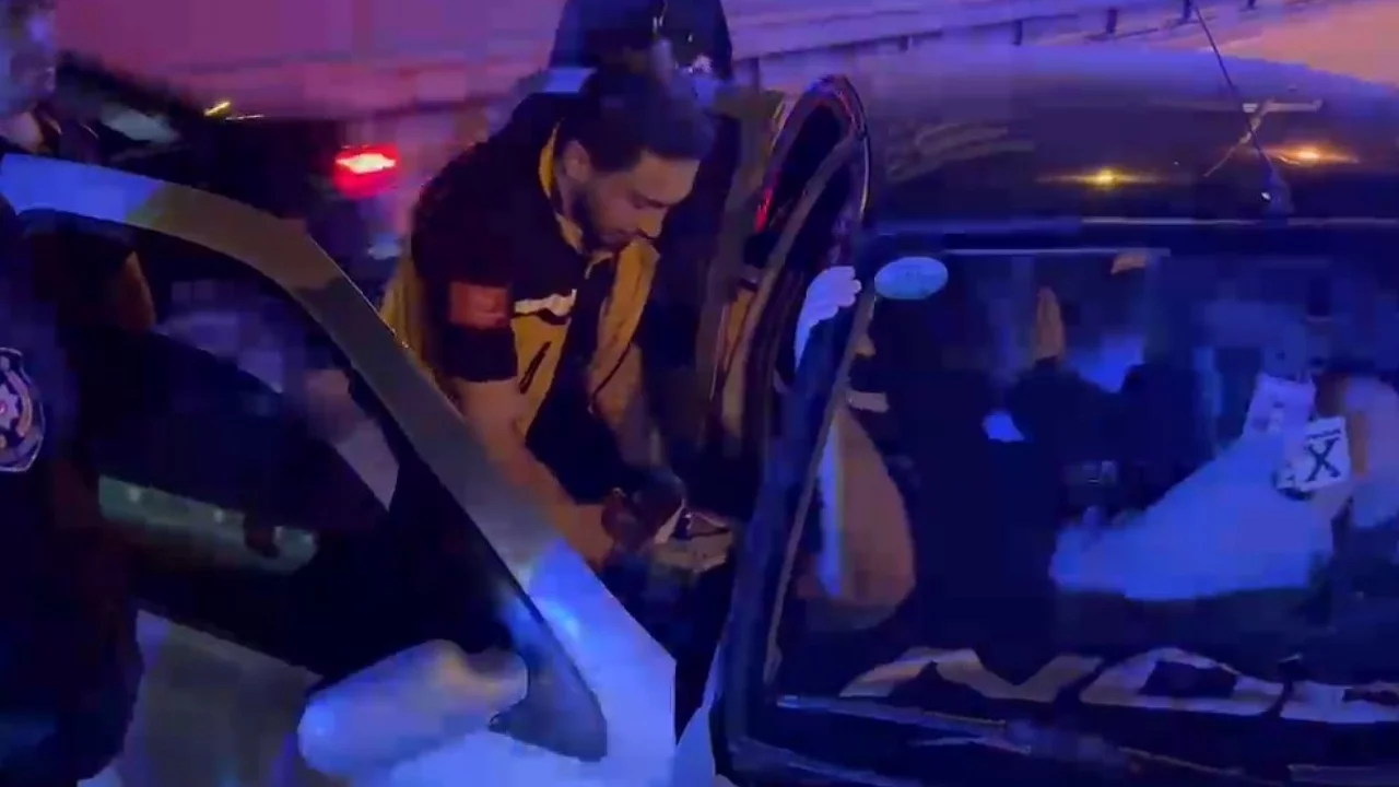 Bursa'da bariyerlere çarpan otomobilin sürücüsü yaralandı