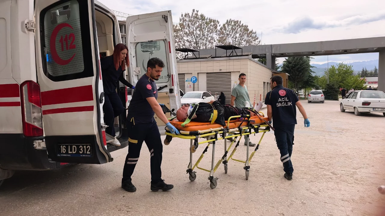 Bursa'da kontrolden çıkan motosiklet devrildi: Polis memuru yaralandı