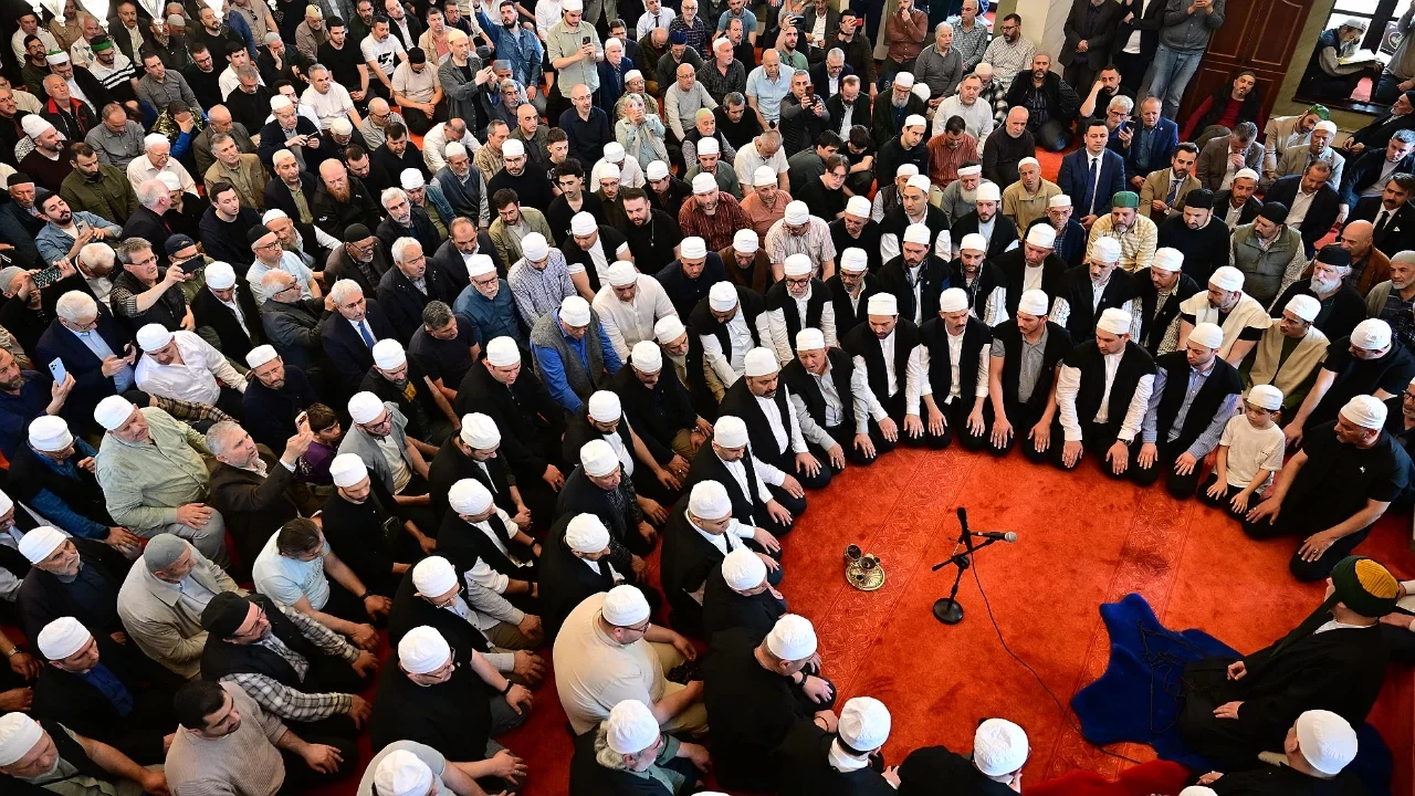 Emirsultan'da Erguvan Bayramı coşkusu