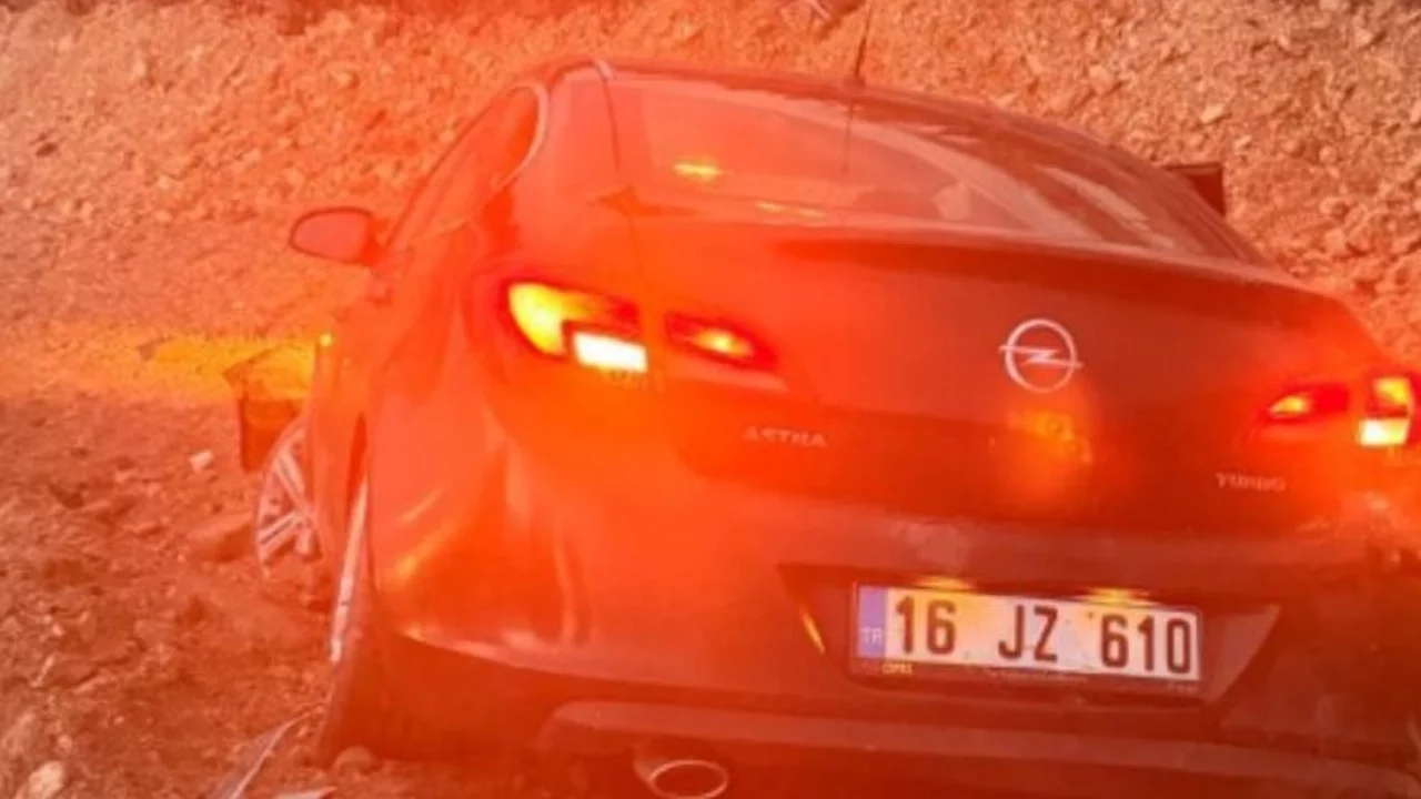 Bursa'da kontrolden çıkan otomobil üstgeçit inşaatına uçtu: 2 yaralı