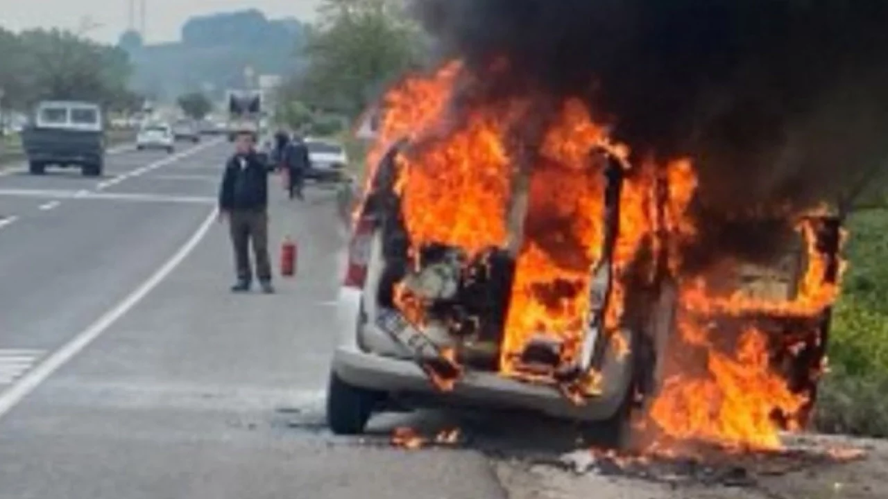 Bursa'da seyir halindeki hafif ticari araç alev alev yandı