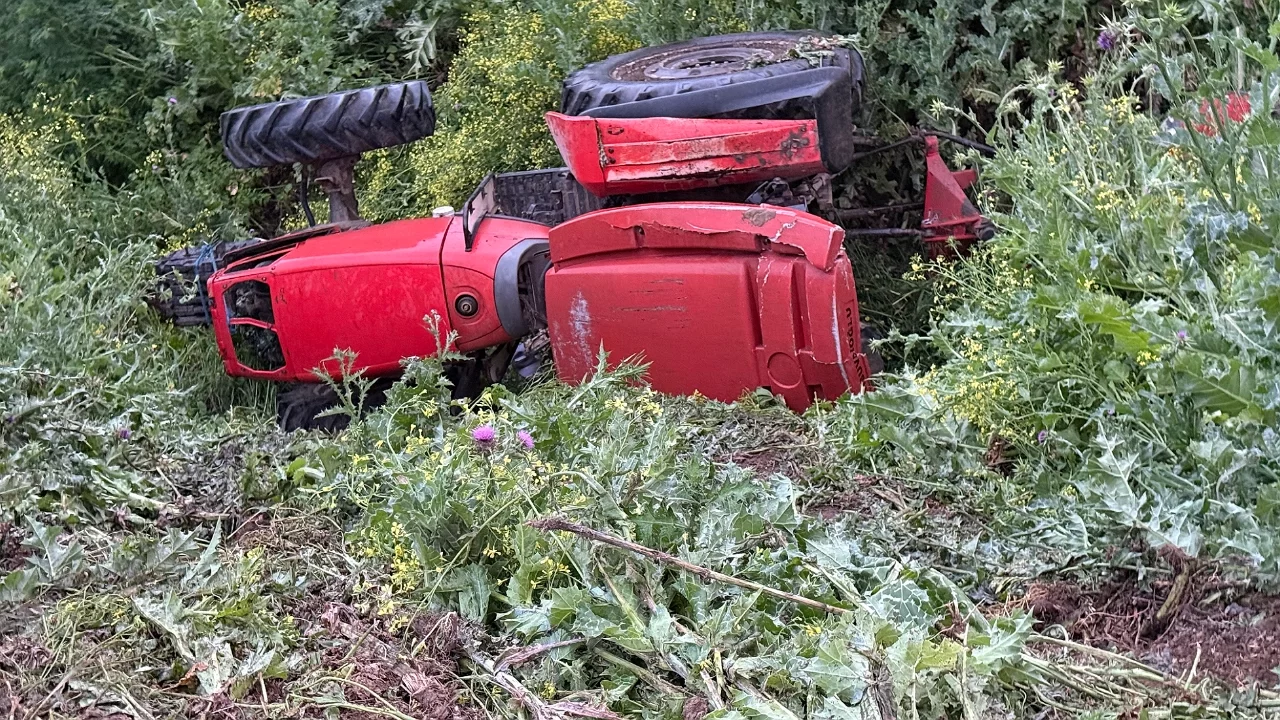 Bursa'da traktör şarampole devrildi: Sürücü hayatını kaybetti