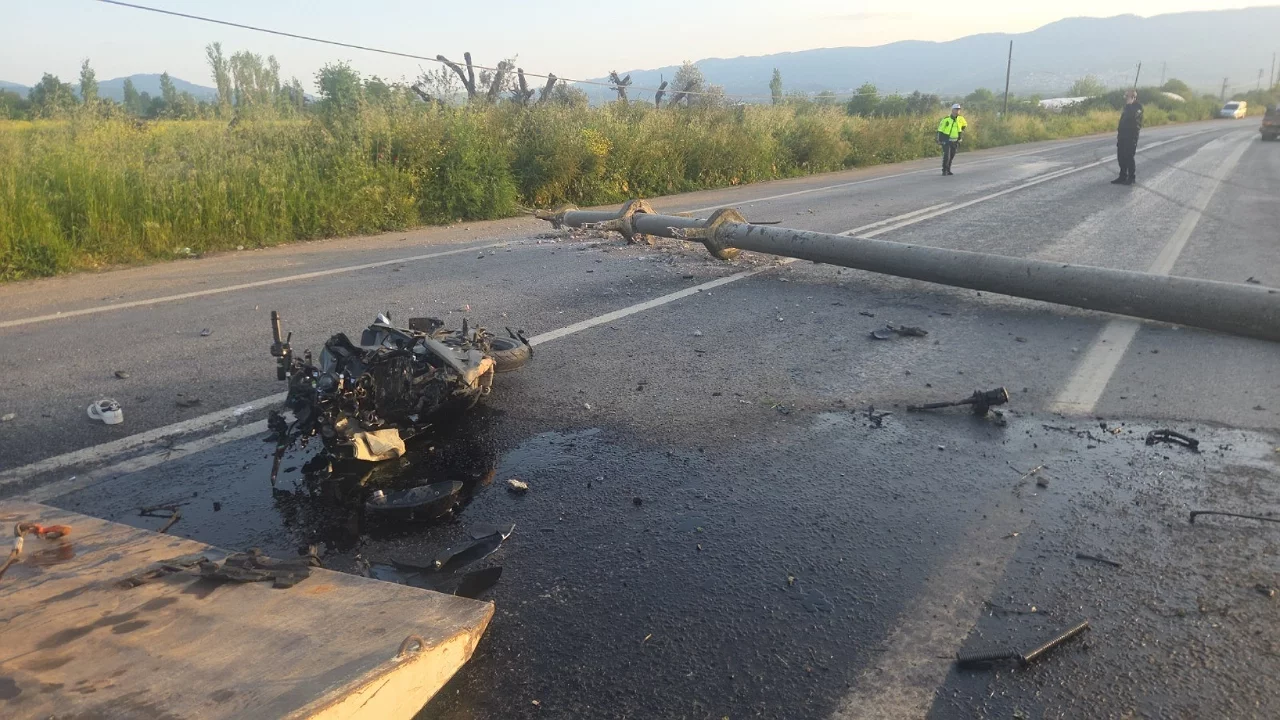 Bursa'da otomobil direği devirdi, motosiklet çarpıp savruldu: 4 yaralı