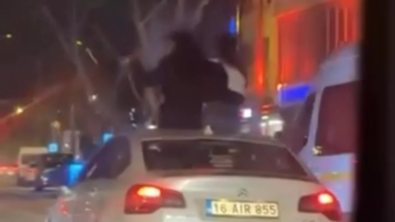 Bursa'da aracın tavanına oturarak ilerlediler: 25 bin TL ceza yediler