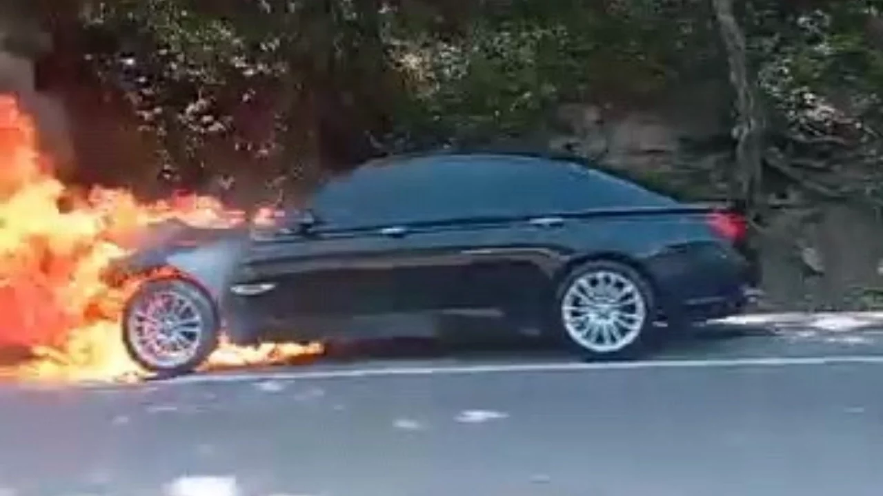 Bursa'da seyir halindeki otomobil alevlere teslim oldu