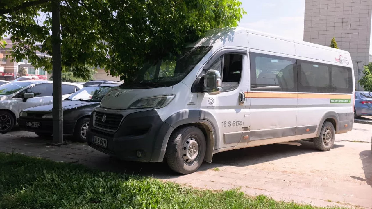 Bursa'da servis minibüsünün çarptığı yaşlı adam yaralandı