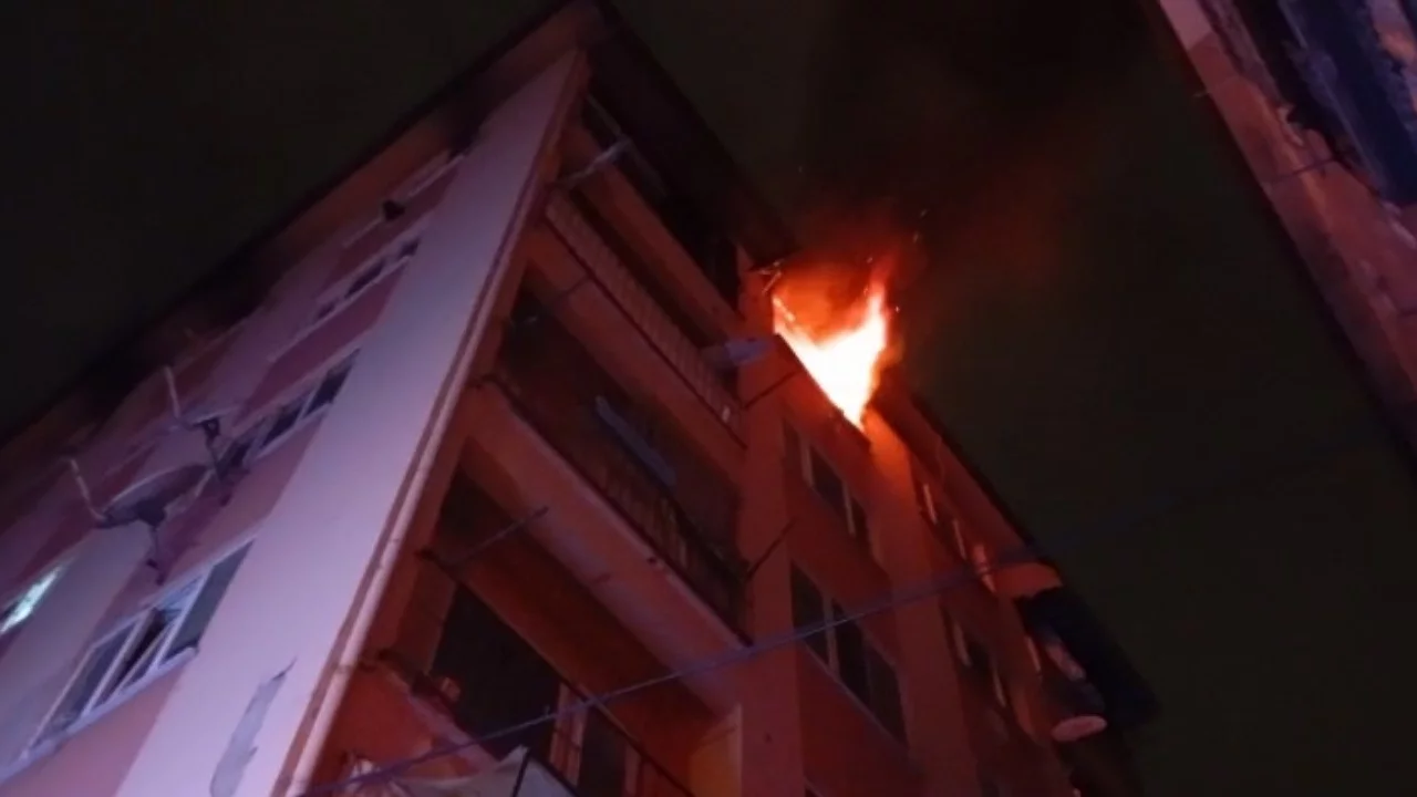 Bursa'da 6 katlı binada gece yarısı yangını