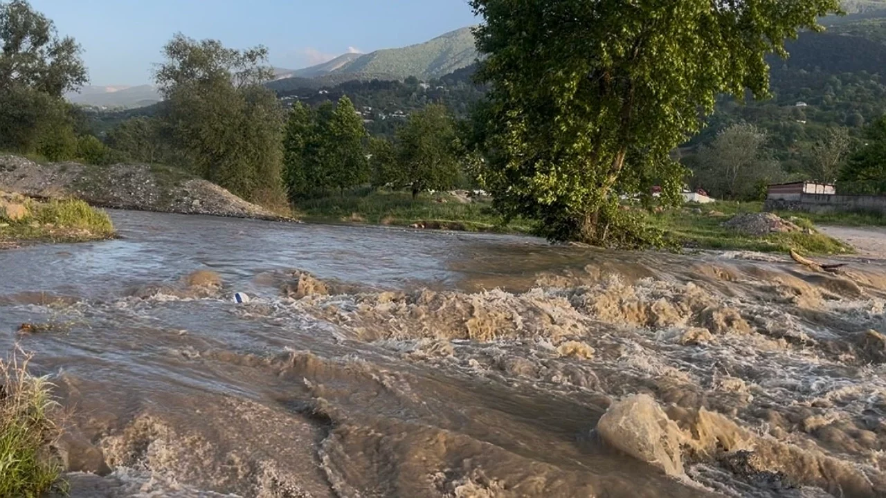 Bursa'da dere üzerindeki köprü çöktü