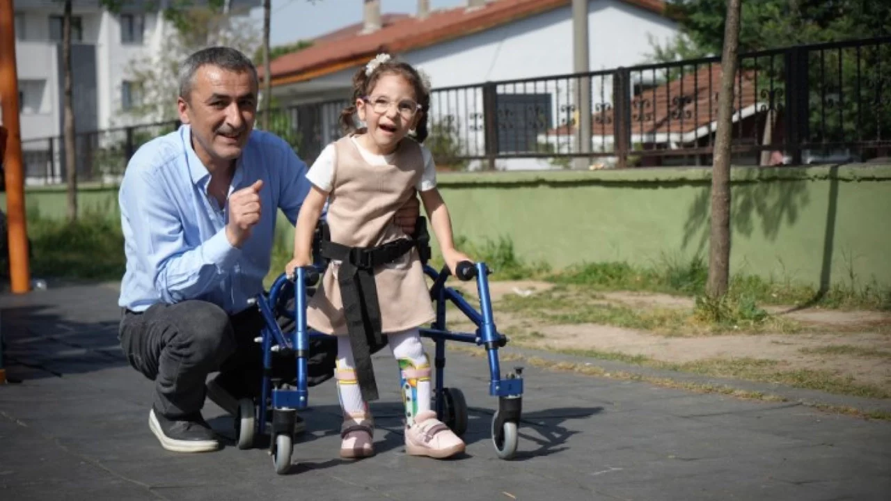 Kızı yürüsün diye su borularından yürüme bariyeri yaptı