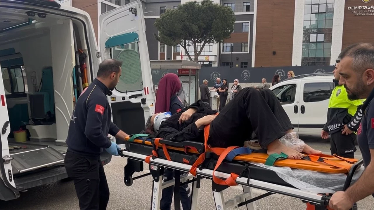 Bursa'da yolun karşısına geçmek isteyen yayaya otomobil çarptı
