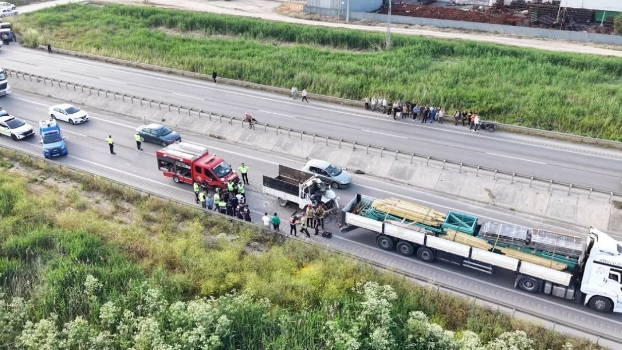 Bursa'da kamyon tıra çarptı: 1 kişi hayatını kaybetti