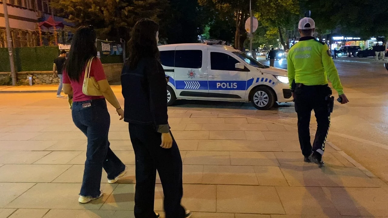 Bursa'da genç kız ATM'de unutulan parayı polise teslim etti