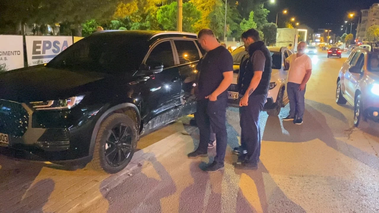 Bursa'da polisten kaçan kadın sürücü park halindeki cipe çarparak durdu