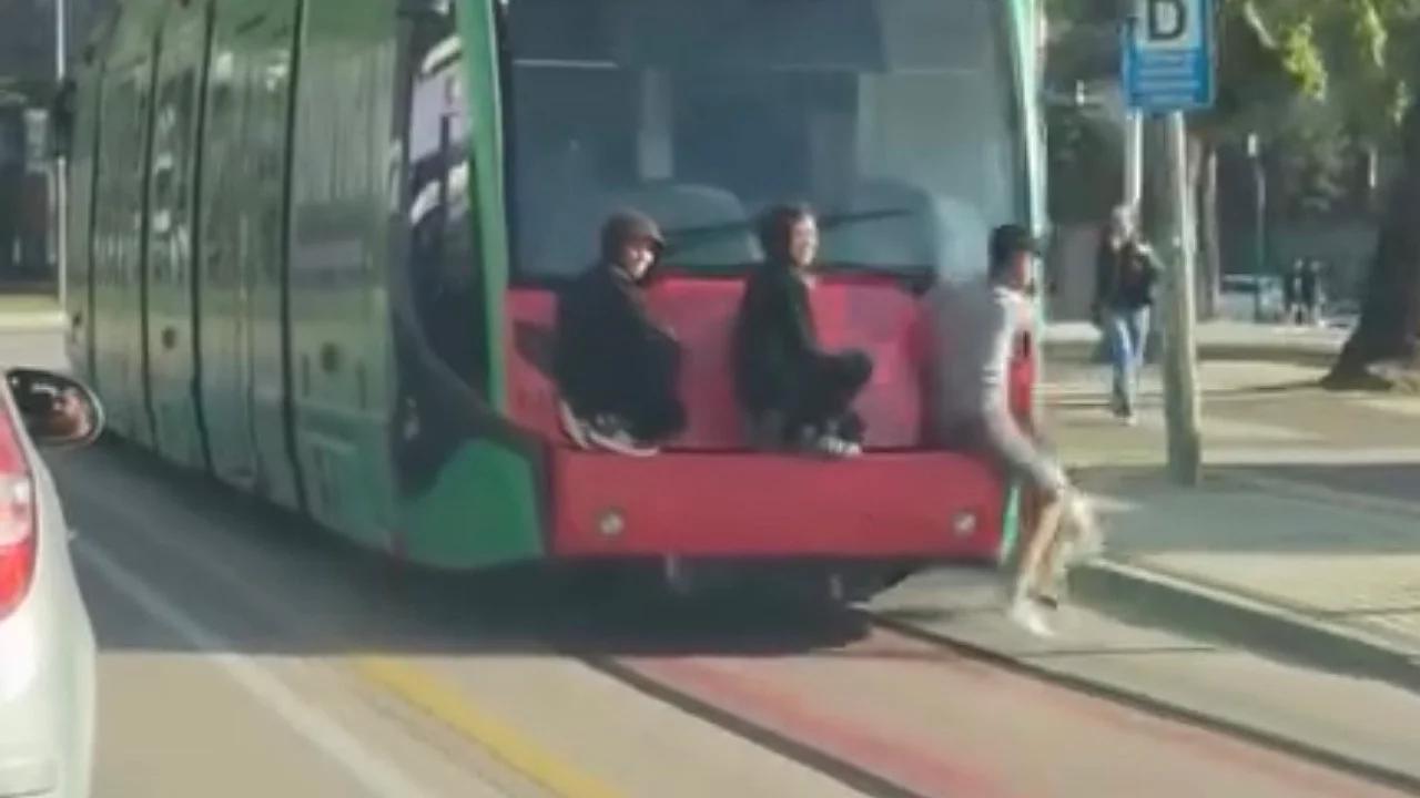 Bursa'da gençlerin tramvay arkasındaki tehlikeli yolculuğu kamerada