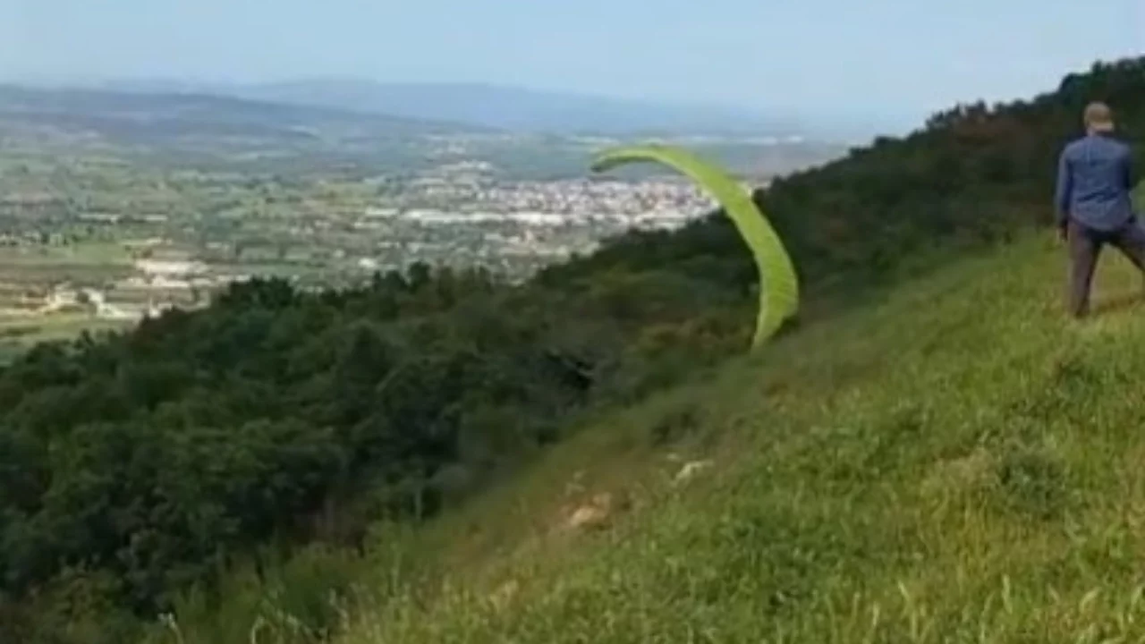 Bursa'da yamaç paraşütü kazası: Ormanlık alana düştü