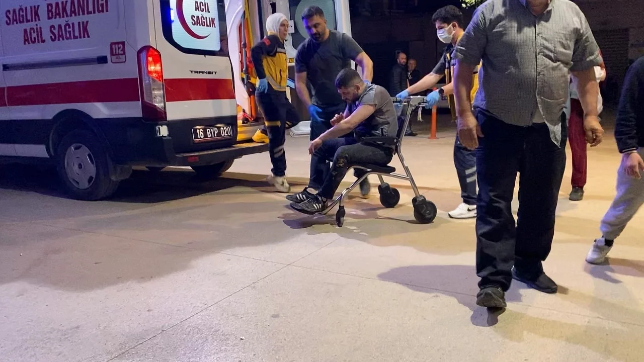 Bursa'da fenalaşan sürücünün kullandığı otomobil 3 araca ve doğalgaz panosuna çarptı