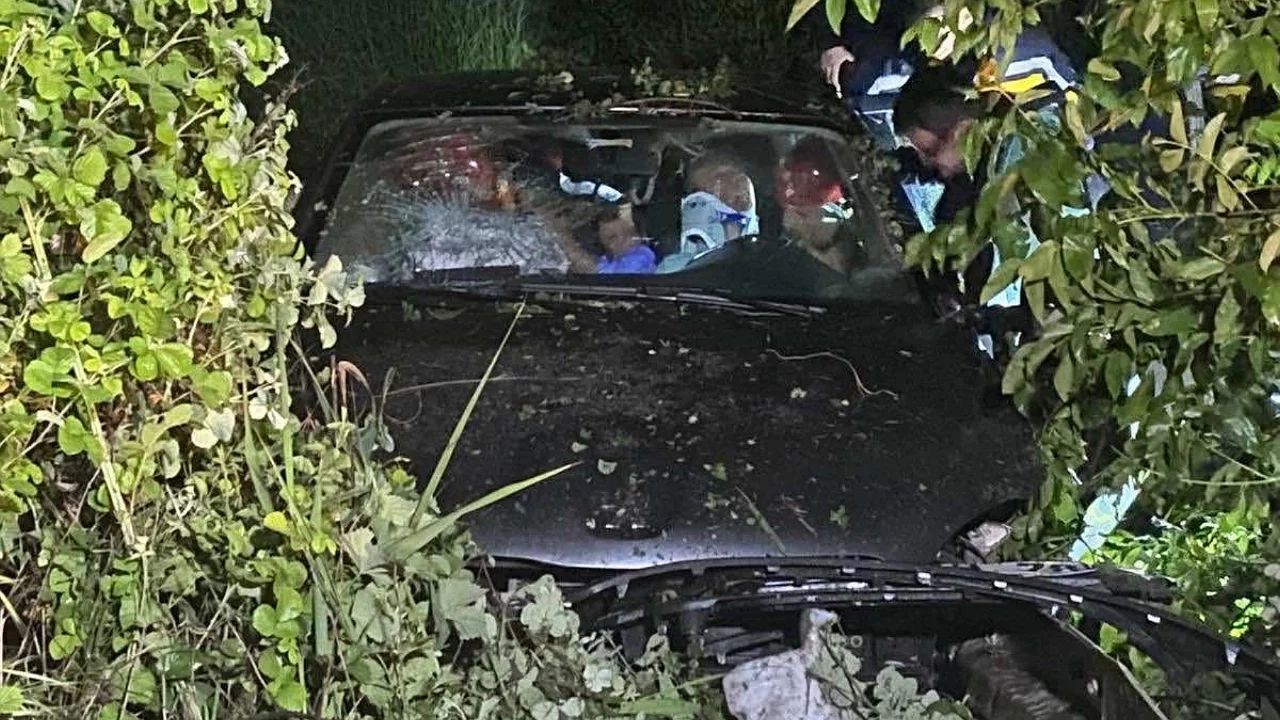 İnegöl'de otomobil tarlaya uçtu: 4 kişi yaralandı