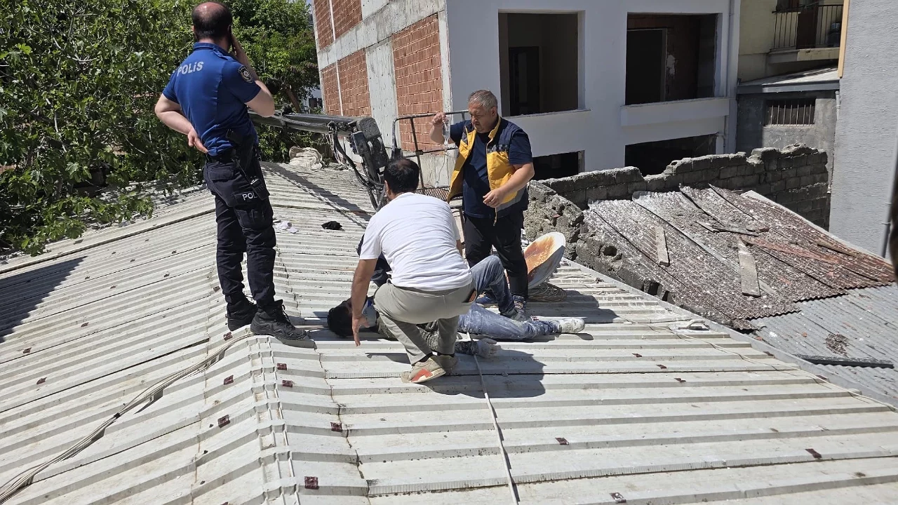 Bursa'da sepetli vinç devrildi: İşçiler metrelerce yükseklikten düştü