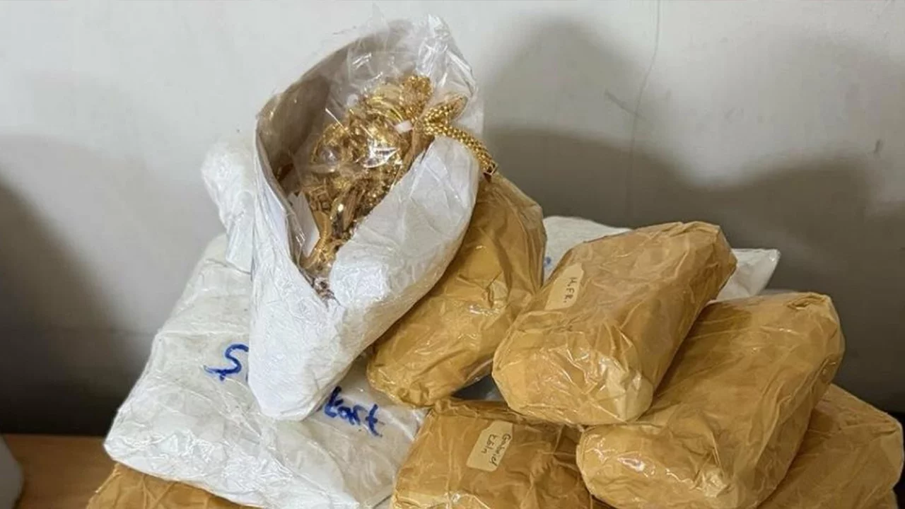 Otomobilde gizli bölme: 3,2 kilo altın yakalandı