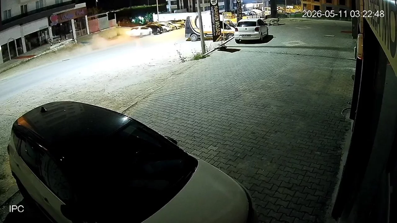 Bursa'da uyuyakalan sürücü park halindeki araçlara daldı