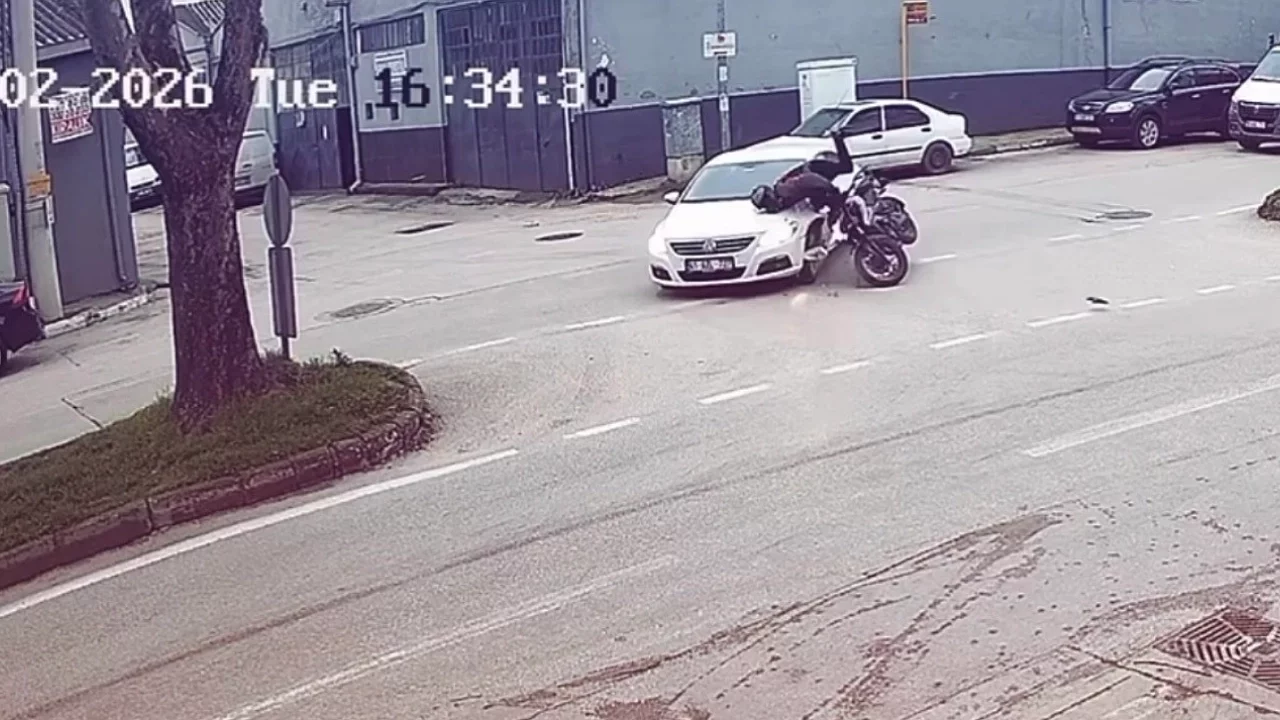 Bursa'da otomobil ile motosiklet çarpıştı: Kaza kamerada