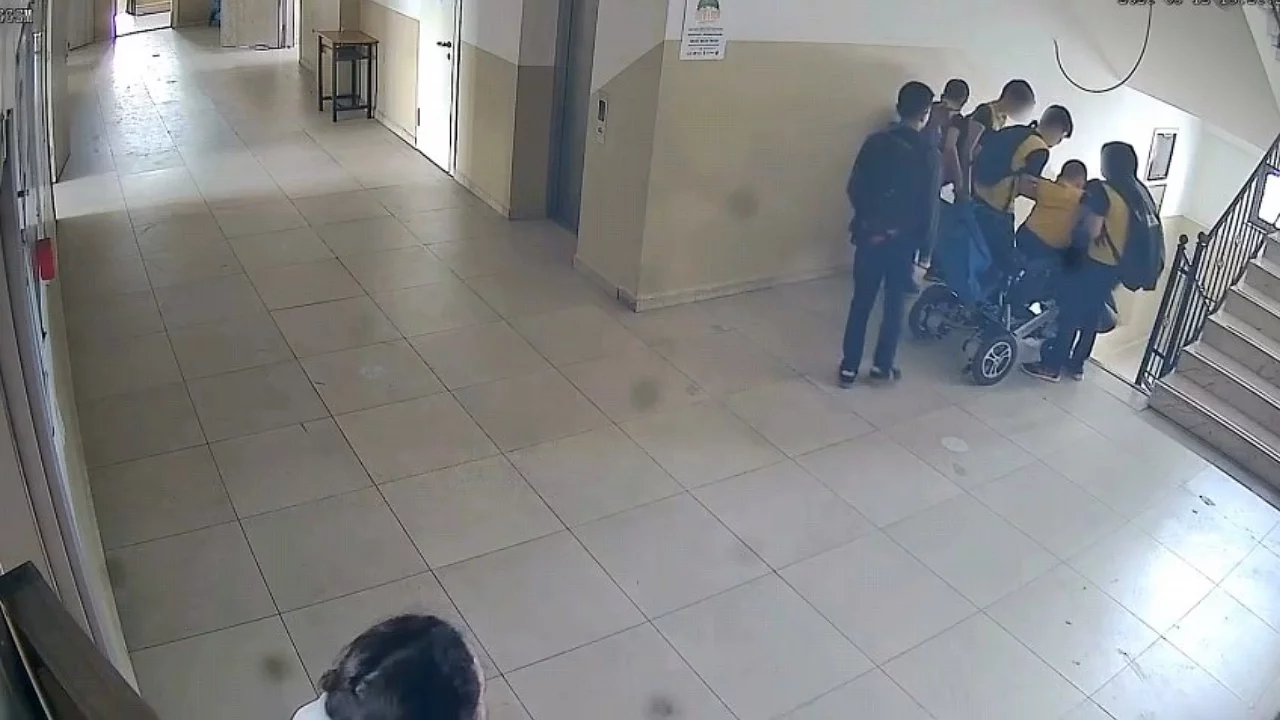 Bursa'da engelli öğrenciye öğretmeninden örnek davranış