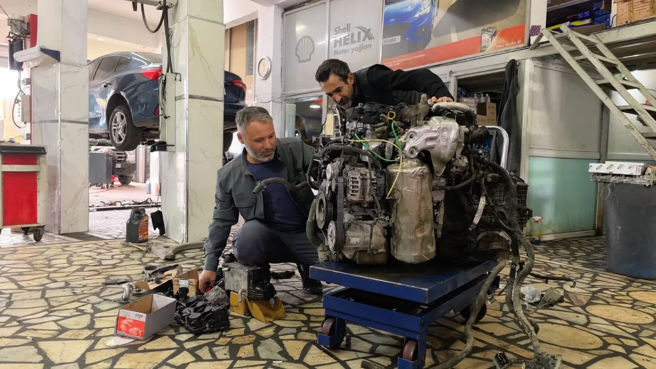 Bursa'da kamyonetin motoruna çıkarak arıza tespiti yapan tamirci konuştu: "Müşteriyi 40 bin lirad...