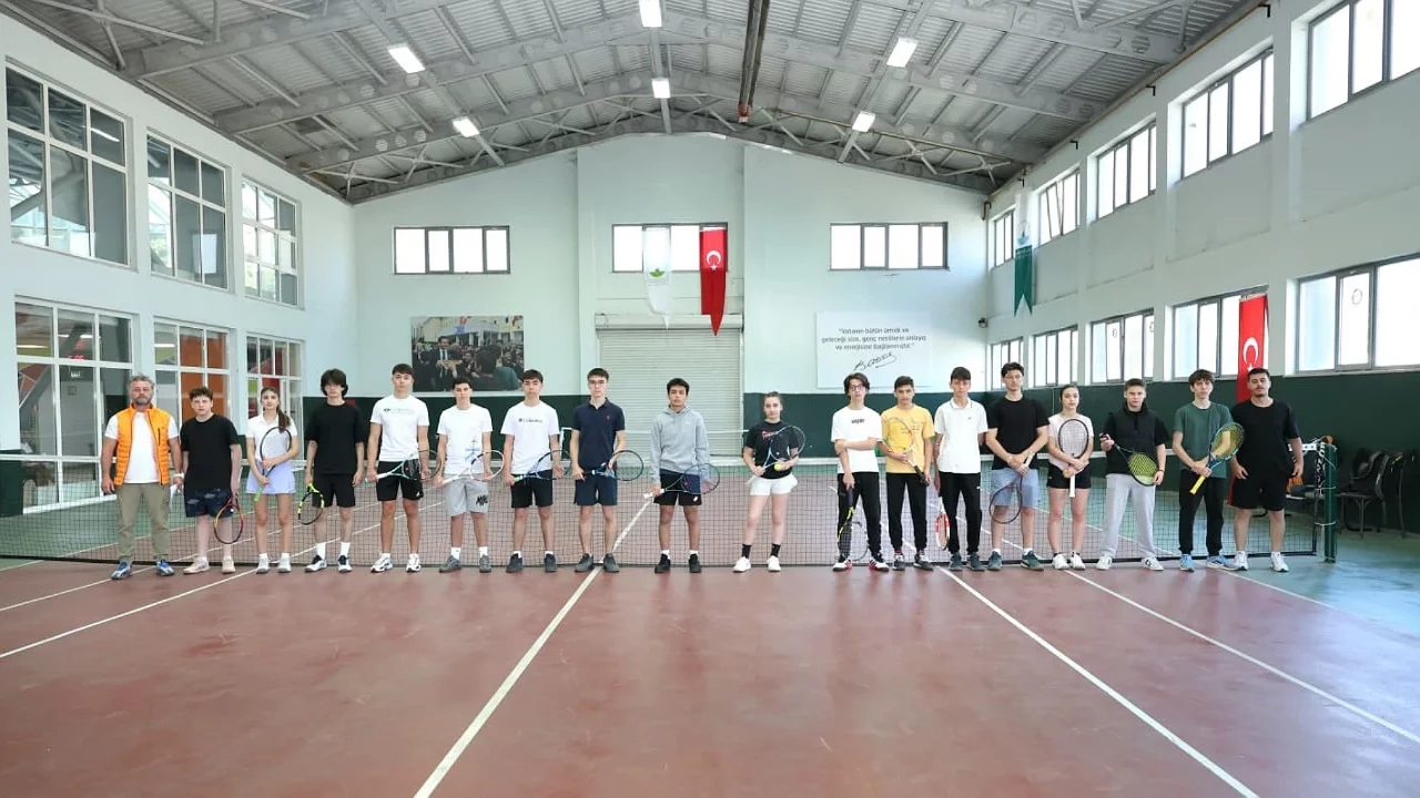 Osmangazi Belediyesi 19 Mayıs coşkusunu tenis kortlarına taşıdı