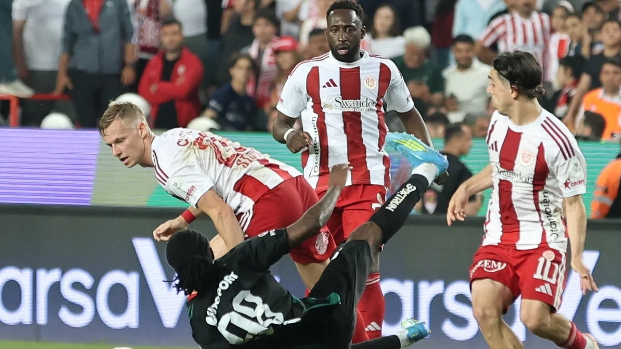 Antalyaspor kazandı ama ligde kalamadı: Süper Lig'e veda etti