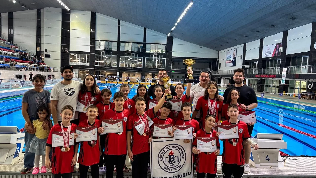 Baise Gazioğlu Bosut Ortaokulu Küçük Yüzme Kız Takımı Türkiye Şampiyonu