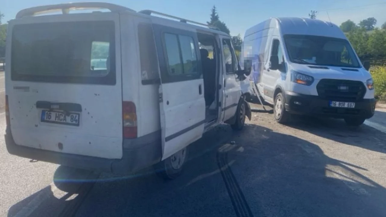 İnegöl'de minibüsler çarpıştı: 4 yaralı