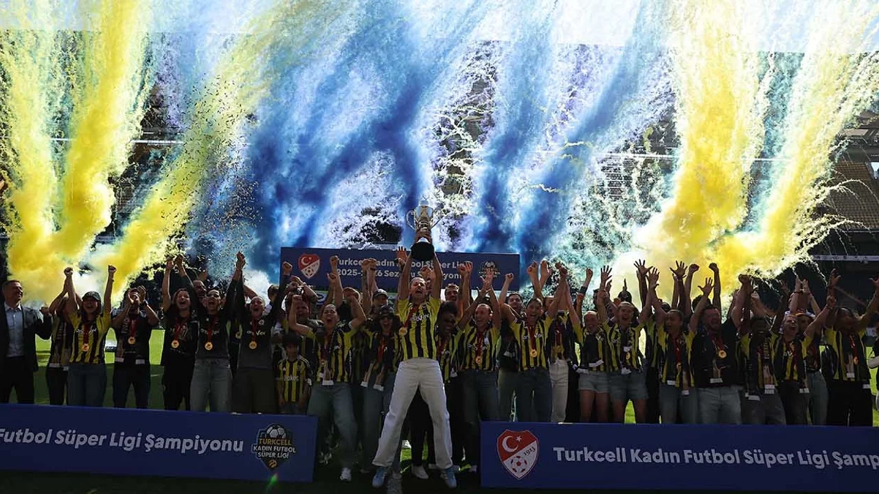 Fenerbahçe Kadın Futbol Takımı kupasını kaldırdı