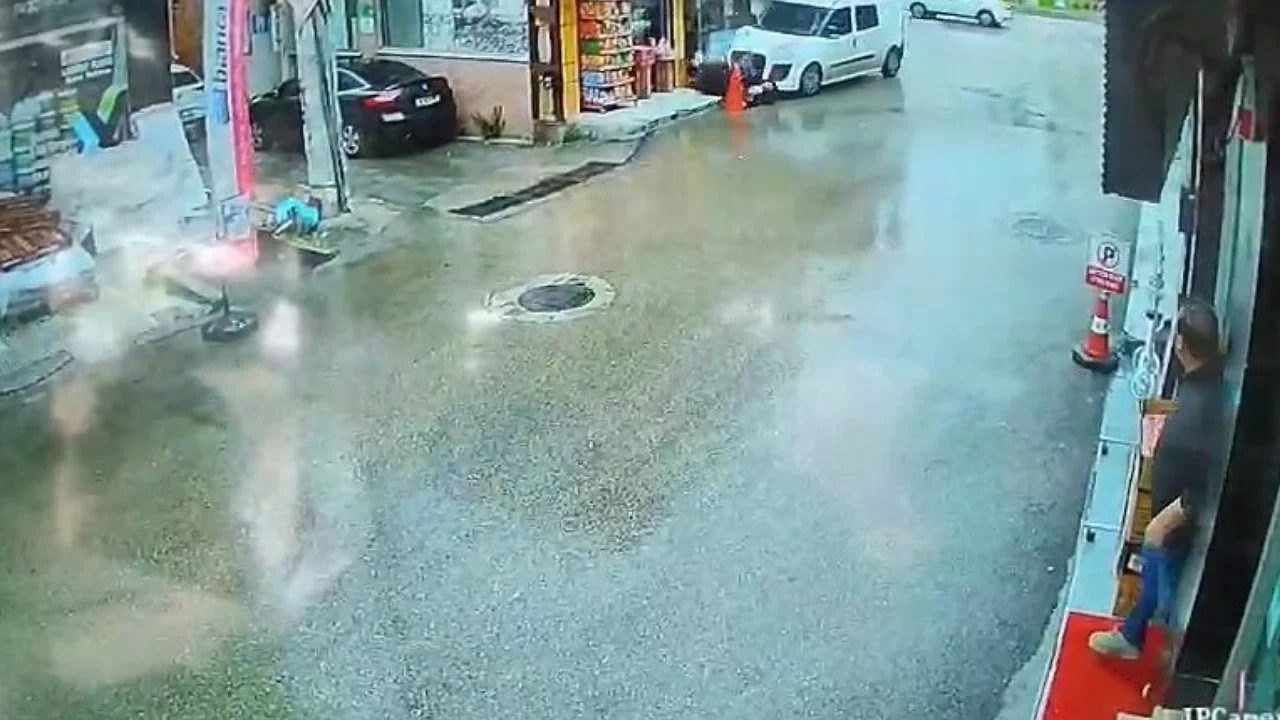 Bursa'da otomobil kaldırıma daldı: 3 yaralı