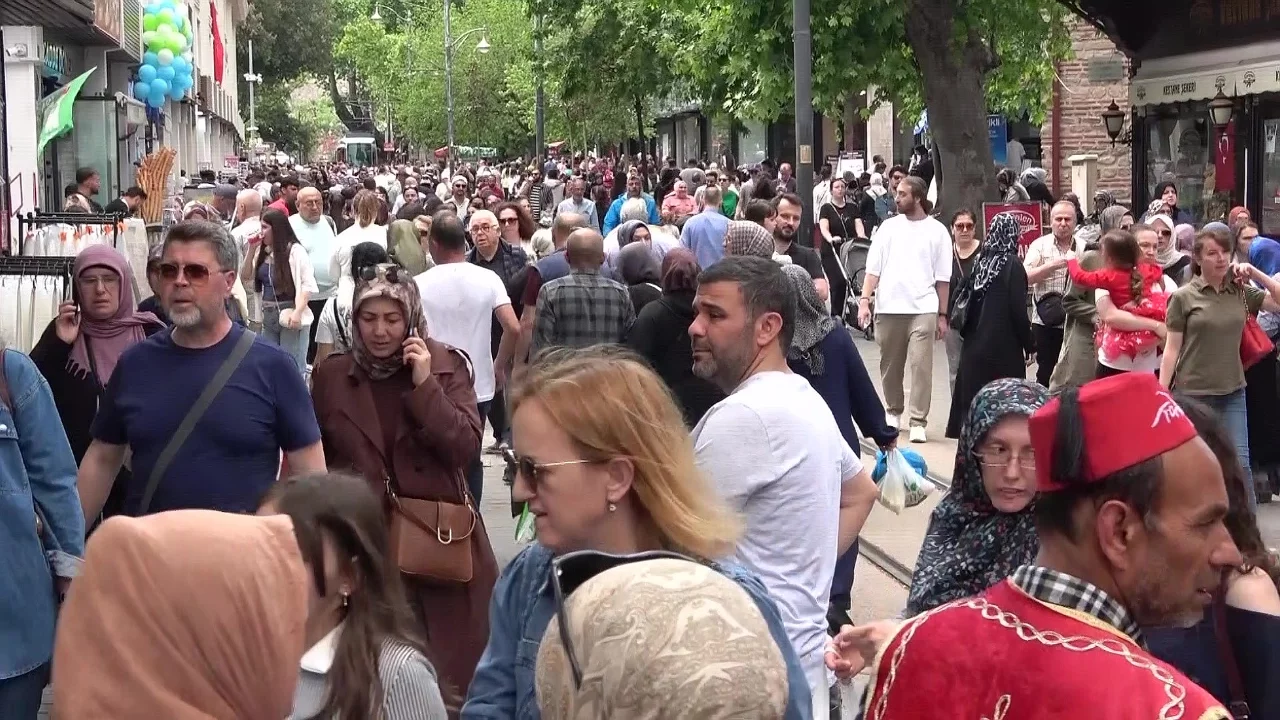 Bursa çarşısında bayram yoğunluğu arttı: Kasap ve şekercilerde hareketlilik