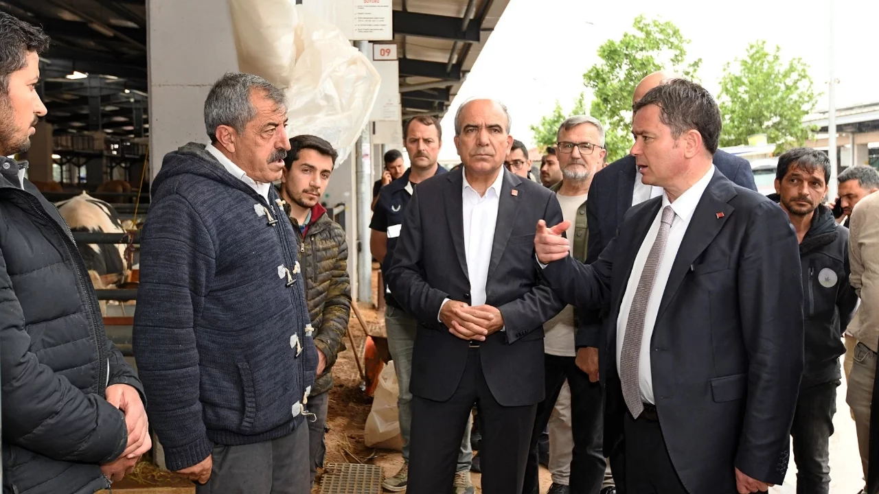 Başkan Aydın Kurban Pazarında Yetiştiriciler ve Vatandaşlarla Buluştu