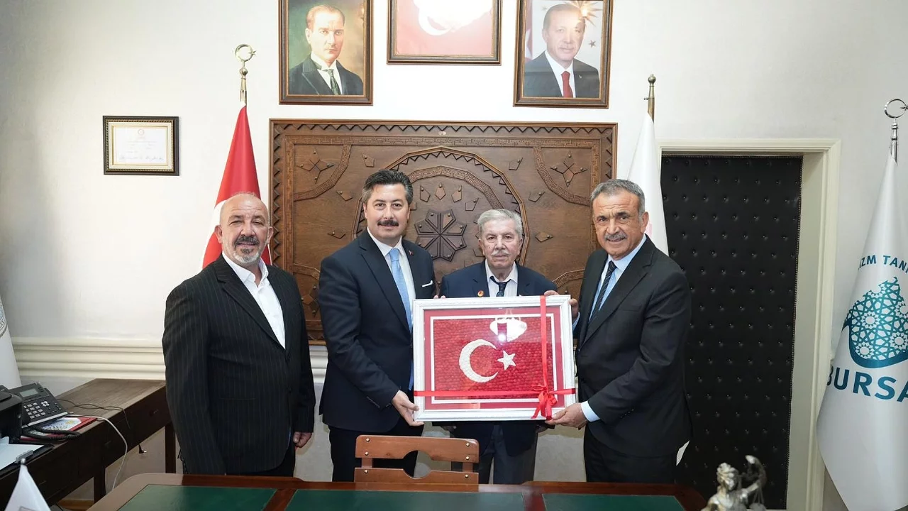 Başkanlık Makamında Duygusal Buluşma: Gazimağusa Belediye Başkanı Uluçay, Kıbrıs Gazisi Mustafa Ö...