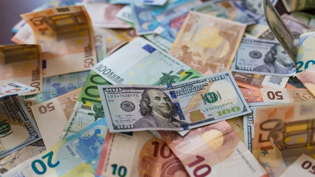 Dolar ve euro güne yükselişle başladı