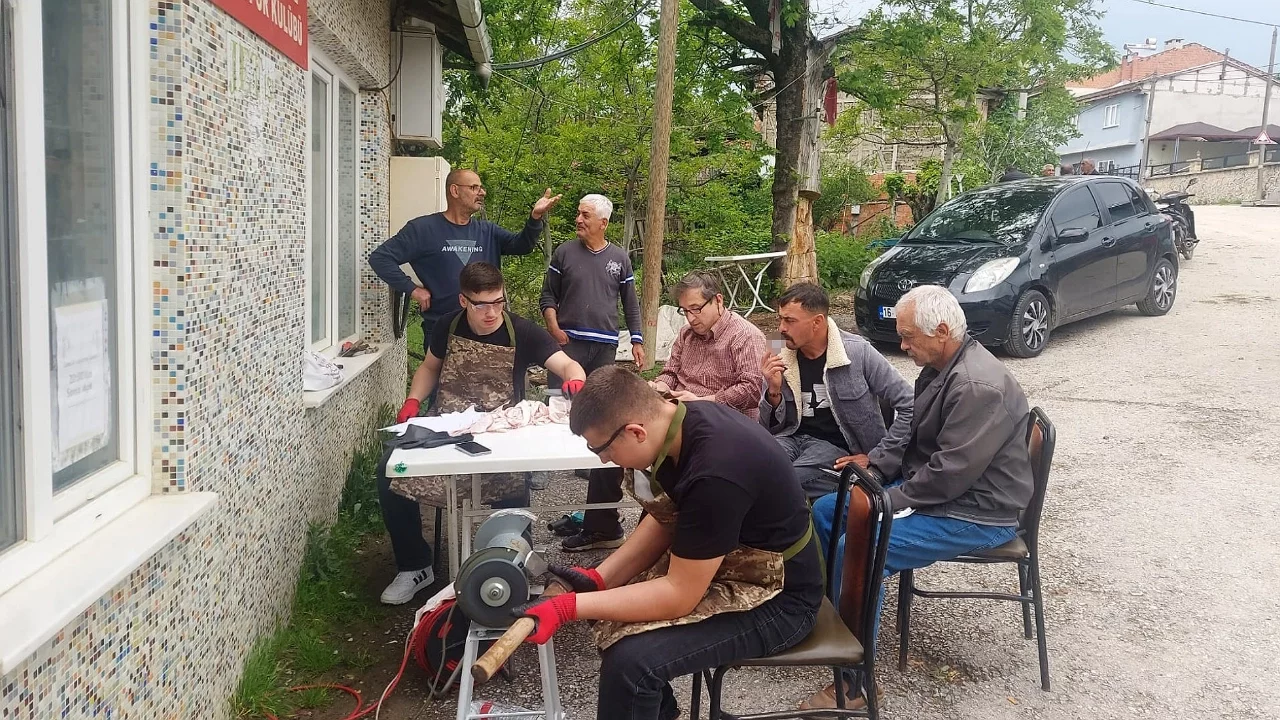 Bursa'da meslek lisesi öğrencilerinden bayram öncesi ücretsiz bıçak bileme hizmeti