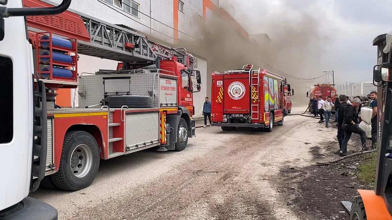 Bursa'da mobilya fabrikasında korkutan yangın: 2 kişi dumandan etkilendi