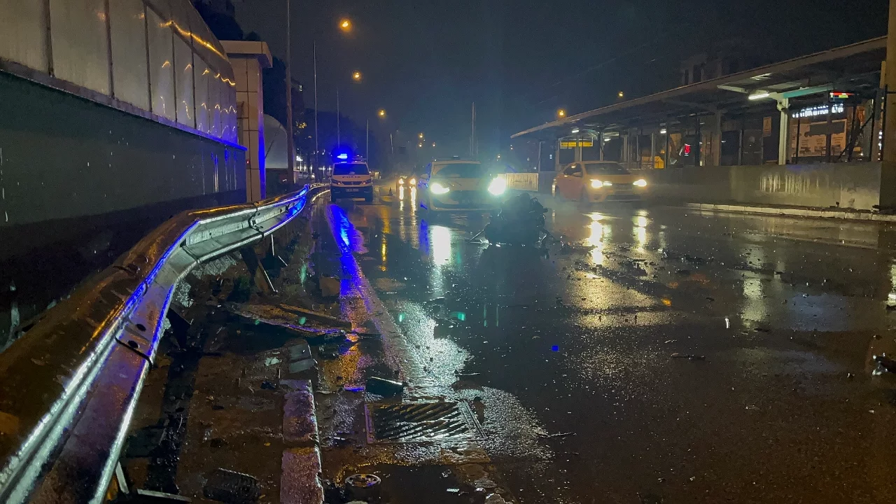 Bursa'da yağışlı yolda feci kaza: Araç duvara çarpıp parçalandı, 2 yaralı