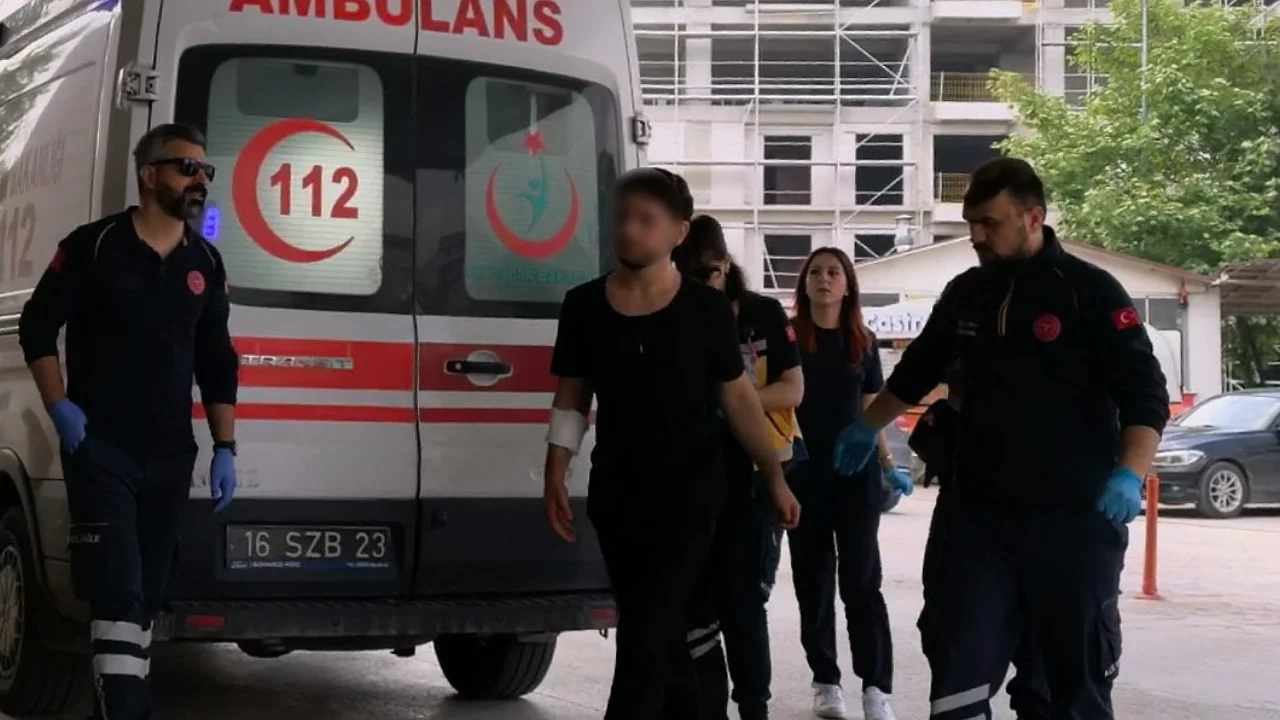 Bursa İnegöl'de meyve keserken kendini yaraladı: Genç hastaneye kaldırıldı