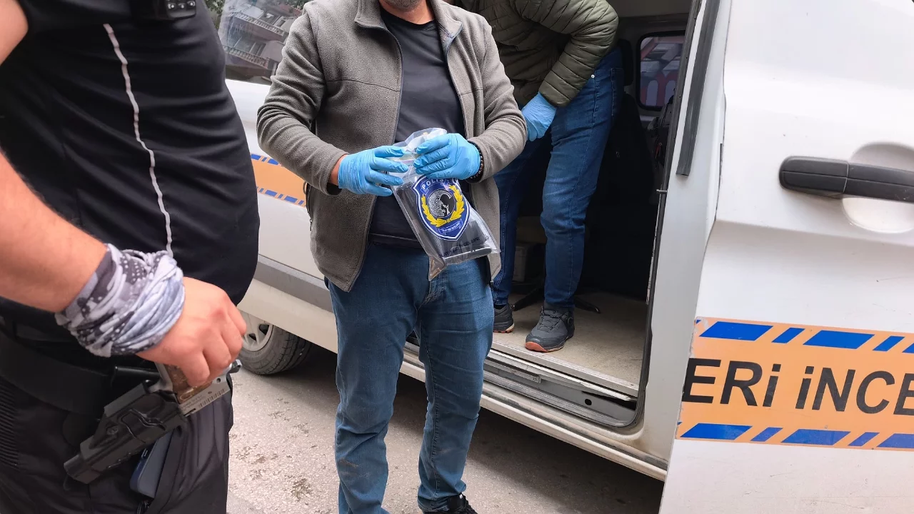 Bursa İnegöl'de polisten kaçan şüphelinin üzerinden ruhsatsız tabanca çıktı