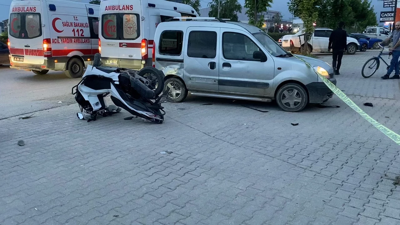 Bursa İnegöl'de motosiklet hafif ticari araca çarptı: 2 yaralı