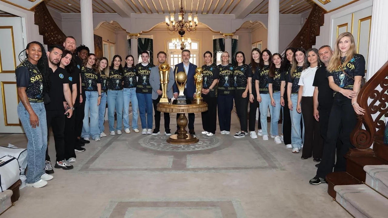 Şampiyon hentbolculardan Başkan Vekili Biba'ya ziyaret