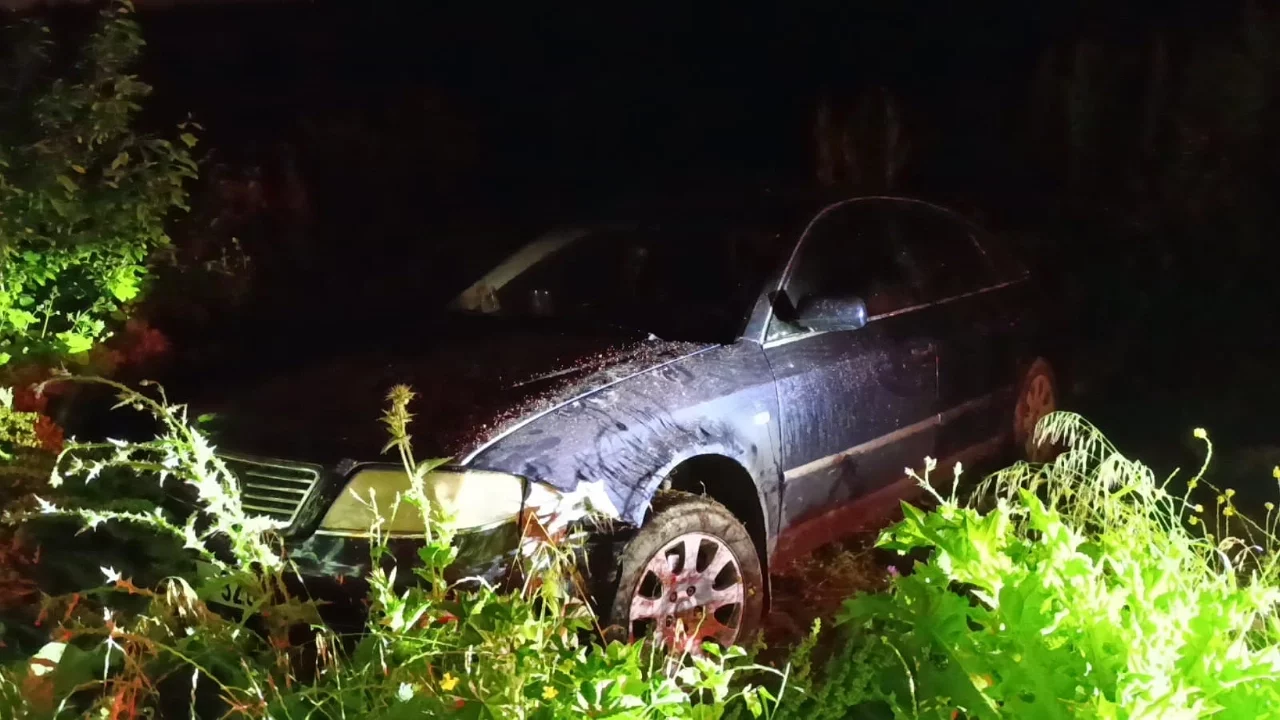 Bursa İnegöl'de otomobil tarlaya uçtu: Sürücü aracı bırakıp kaçtı