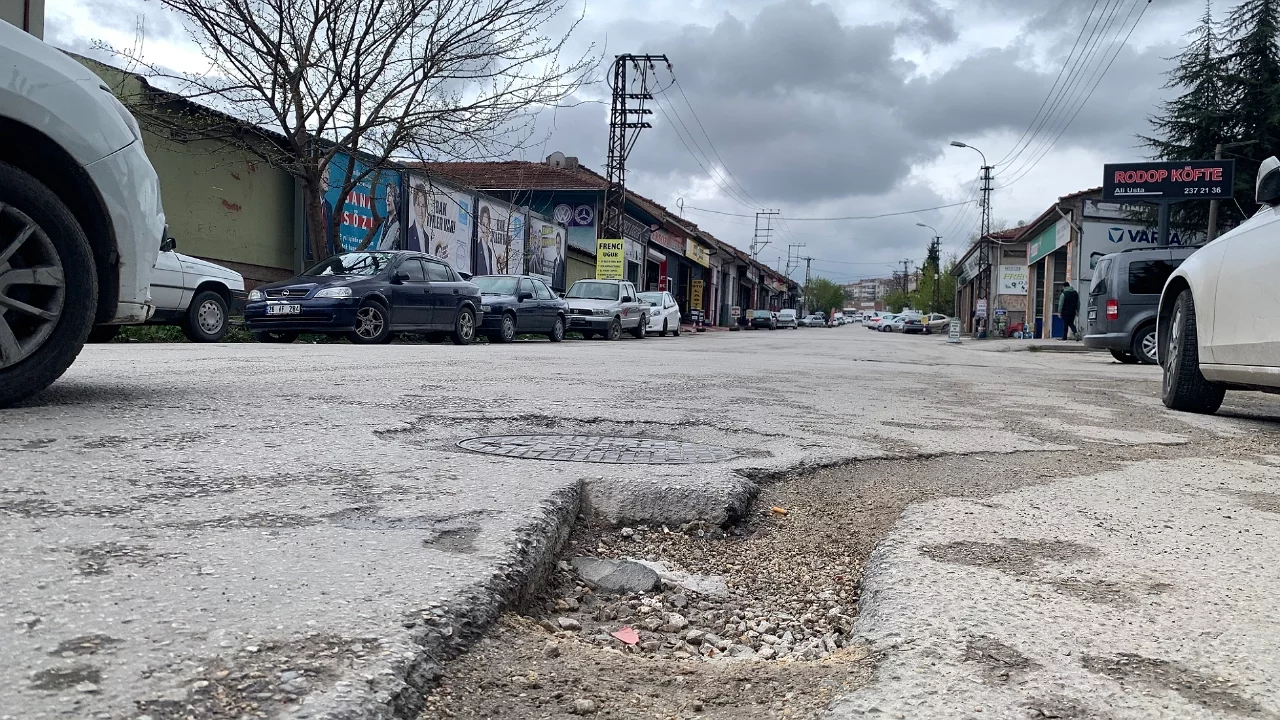 Yoldaki çukur ve bozukluklar kaza sayılabilir: Hukukçulardan "tazminat" uyarısı