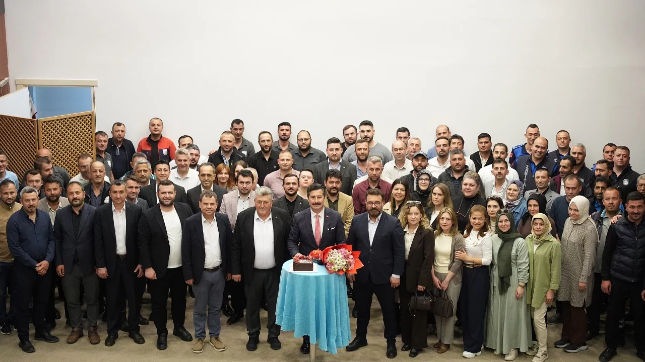 Başkan Ercan Özel'e Bayramlaşma Programında Doğum Günü Sürprizi