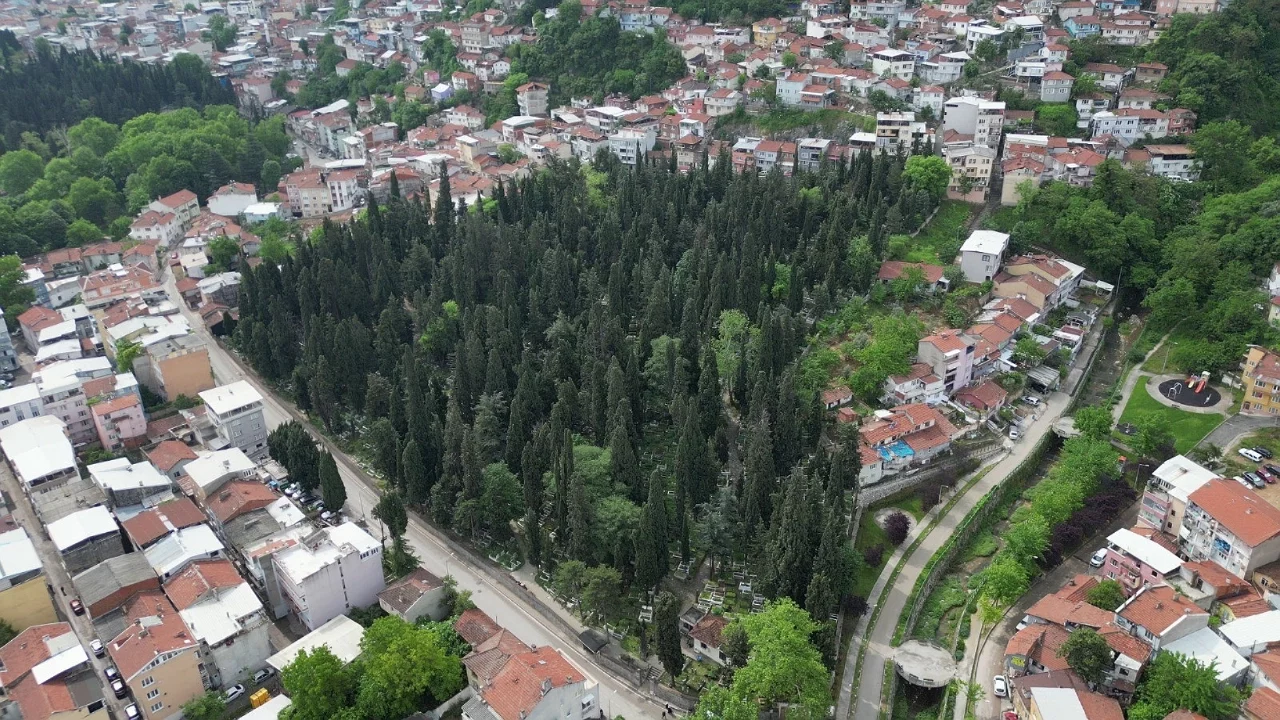 Bursa'da mezarlıklar bayrama hazır