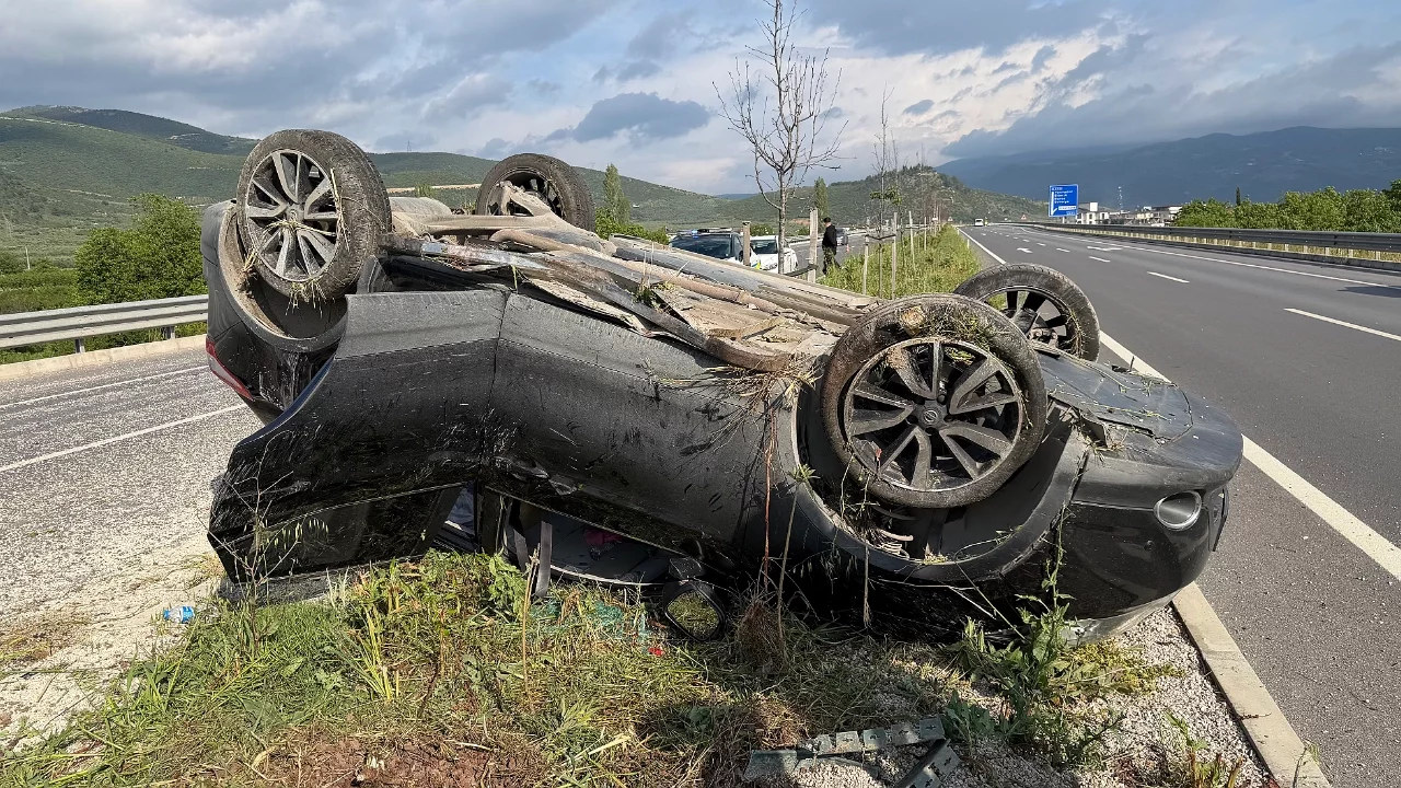 Bursa İznik'te otomobil takla attı: 3 kişi hafif yaralandı