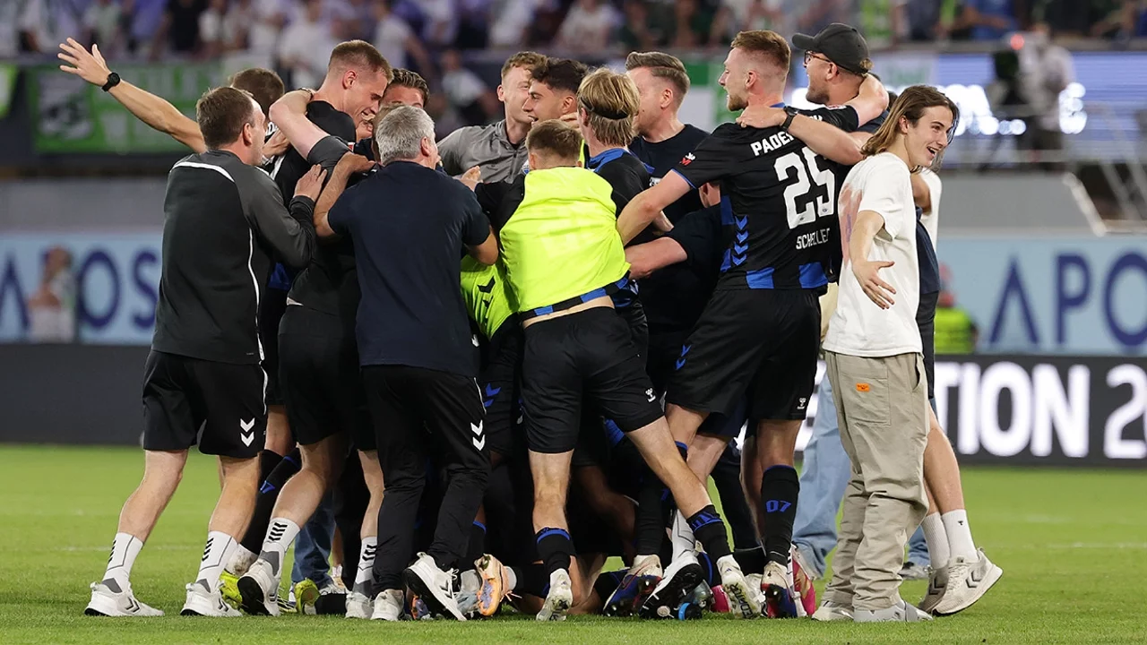 Paderborn Bundesliga'ya yükseldi, Wolfsburg 30 yıl sonra küme düştü